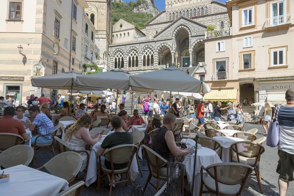 Amalfi Italië Augustus 2019 Mensen Een Café Amalfi Een Van — Stockfoto