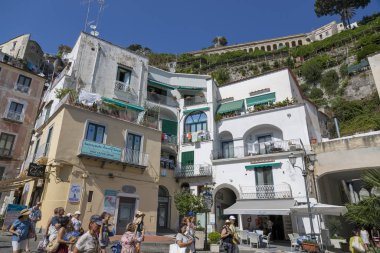 Amalfi, İtalya - 19 Ağustos 2019: Merkezi caddelerden birinde bulunan Amalfi kentinin konut binalarının görüntüsü