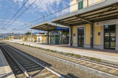 Sesto Fiorentino, İtalya - 21 Ağustos 2019: İtalya 'nın Sesto Fiorentino kentindeki tren istasyonu