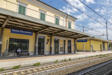 Sesto Fiorentino, İtalya - 21 Ağustos 2019: İtalya 'nın Sesto Fiorentino kentindeki tren istasyonu