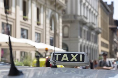 Kontrol taksisi bulanık bir arkaplanda çatıdaki arabayı yaktı.