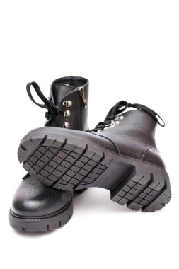 Beyaz bir arka plan üzerinde yüksek taban üzerinde kadın kış botları