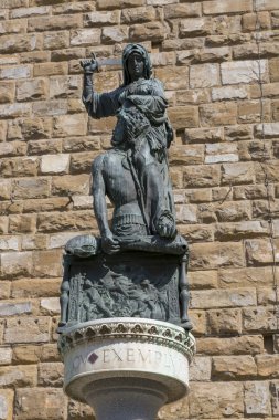Florence, İtalya - 21 Ağustos 2019: Floransa 'daki Piazza Signoria' da Judith 'in Holofernes heykeli