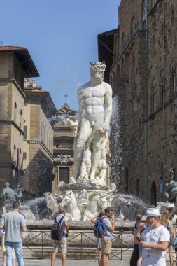 Floransa, İtalya - 21 Ağustos 2019: Floransa 'daki Neptün Çeşmesi önündeki Piazza Signoria' da İnsanlar