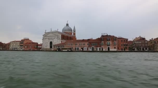 Veneza, Itália - 22 de agosto de 2019: Igreja de Il Redentore em Veneza no passeio marítimo da ilha de Judecca em tempo nublado . — Vídeo de Stock