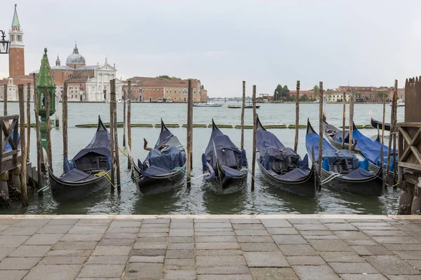 Venedig Italien Augusti 2019 Jetty Med Gondoler Venedigpromenaden — Stockfoto