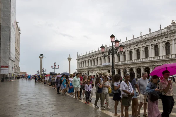 Venedik Talya Ağustos 2019 Nsanlar Yağmur Sırasında Venedik Teki Mark — Stok fotoğraf