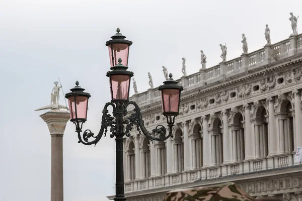 Venedig Italien August 2019 Straßenlaterne Vor Dem Hintergrund Der Architektonischen — Stockfoto