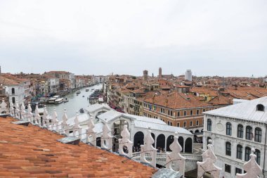 Venedik, İtalya - 22 Ağustos 2019: Bir evin çatısından Venedik manzarası.