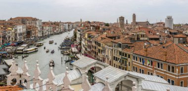 Venedik, İtalya - 22 Ağustos 2019: Bir evin çatısından Venedik manzarası.