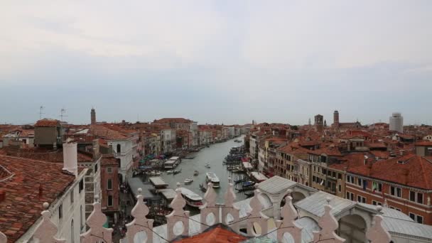 ヴェネツィア,イタリア- 2019年8月22日:家の屋根からのヴェネツィアの景色. — ストック動画