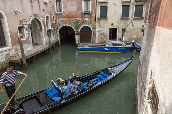 Venecia Italia Agosto 2019 Gente Monta Góndolas Por Los Canales — Foto de Stock