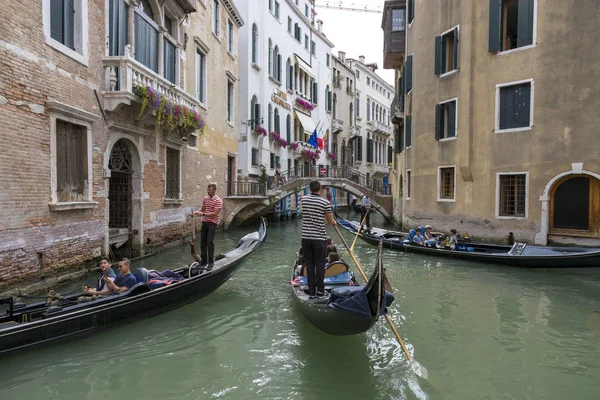 Venetië Italië Augustus 2019 Mensen Rijden Gondels Langs Kanalen Van — Stockfoto