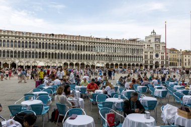 Venedik, İtalya - 22 Ağustos 2019 İnsanlar Venedik 'teki St. Mark Meydanı' nda bir kafede dinleniyor.