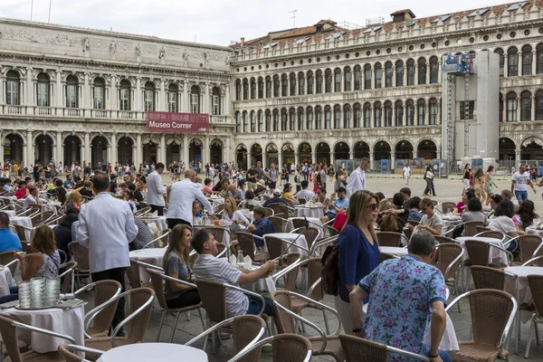 Venedig Italien Augusti 2019 Folk Kopplar Ett Café Markusplatsen Venedig — Stockfoto