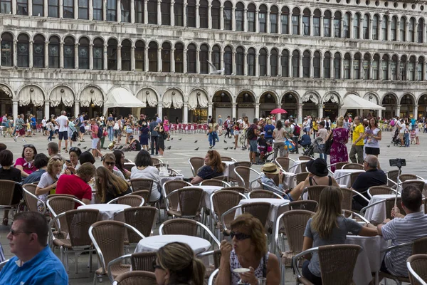 Venedig Italien Augusti 2019 Folk Kopplar Ett Café Markusplatsen Venedig — Stockfoto