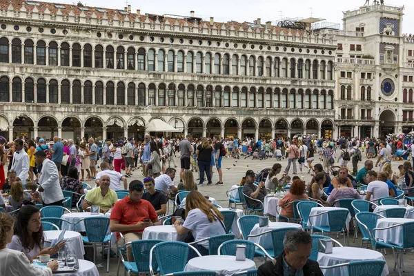 Venedig Italien Augusti 2019 Folk Kopplar Ett Café Markusplatsen Venedig — Stockfoto