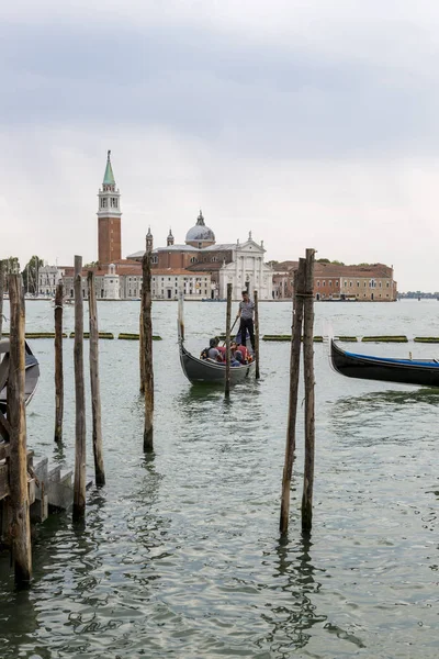 Venedik Talya Ağustos 2019 Venedik Gezinti Güvertesinde Gondollu Jetty — Stok fotoğraf