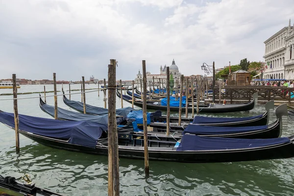 Венеція Італія Серпня 2019 Причастя Гондолами Набережній Венеції — стокове фото