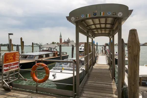 Venedig Italien August 2019 Anlegestelle Für Wassertaxis Der Uferpromenade Von — Stockfoto