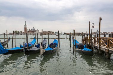Venedik, İtalya - 22 Ağustos 2019: Venedik gezinti güvertesinde gondollu Jetty