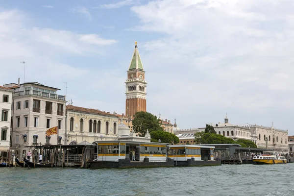 Venedik Talya Ağustos 2019 Venedik Yolcu Eğlence Tekneleri Için Jetty — Stok fotoğraf