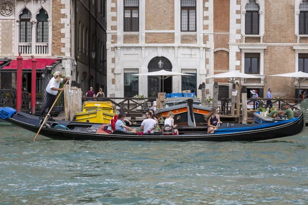 ヴェネツィア イタリア 2019年8月22日 ゴンドラでヴェネツィアの運河沿いを歩く人々 — ストック写真
