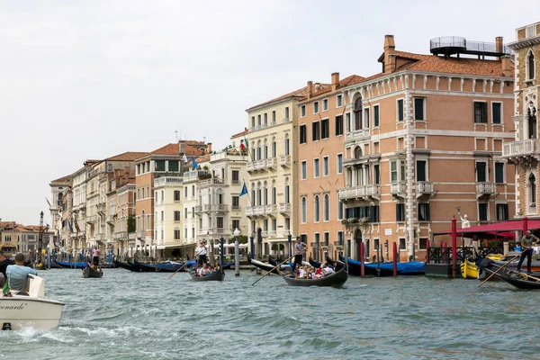 Венеція Італія Серпня 2019 Люди Гуляють Каналах Венеції Гондоласі — стокове фото