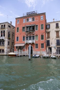 Venedik, İtalya - 22 Ağustos 2019: Venedik 'te bir evin yakınındaki tekne limanı