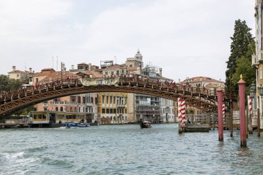 Venedik, İtalya - 22 Ağustos 2019: Tahta Akademi Köprüsü Venedik 'in Büyük Kanal boyunca uzanan en güneydeki köprüdür..