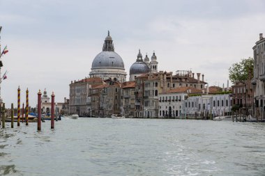 Venedik, İtalya - 22 Ağustos 2019: Venedik 'teki Büyük Kanal' da Santa Maria della Salute Katedrali 'nin Kubbeleri