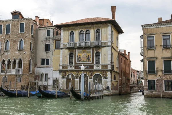 Venedig Italien Augusti 2019 Båt Förtöjning Nära Ett Gammalt Vackert — Stockfoto