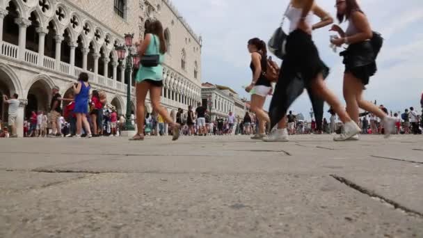 Venedig, Italien - 22 augusti 2019: Folk utforskar sevärdheterna i Venedig. Utsikt underifrån. — Stockvideo