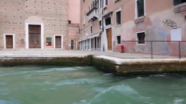 Venedik, İtalya - 22 Ağustos 2019: Venedik 'teki binaların mimari ve cephelerinin görüntüsü