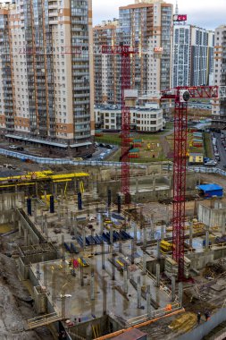 St. Petersburg, Rusya - 13 Ocak 2020: St. Petersburg 'un Primorsky bölgesinde çok katlı yeni bir bina inşa edilmesi üzerine vinçler
