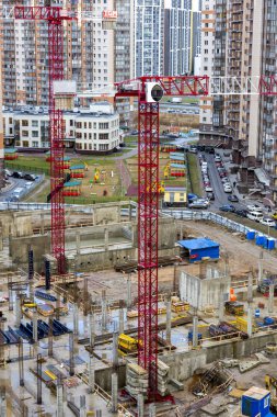 St. Petersburg, Rusya - 13 Ocak 2020: St. Petersburg 'un Primorsky bölgesinde çok katlı yeni bir bina inşa edilmesi üzerine vinçler