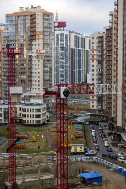 St. Petersburg, Rusya - 13 Ocak 2020: St. Petersburg 'un Primorsky bölgesinde çok katlı yeni bir bina inşa edilmesi üzerine vinçler