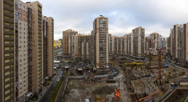 St. Petersburg 'un Primorsky bölgesinde çok katlı bir yerleşim yeri.