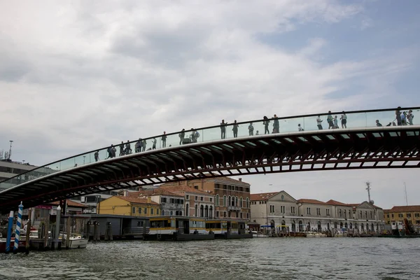 Venedig Italien Augusti 2019 Människor Glaskonstitutionsbron Över Canal Grande Venedig — Stockfoto