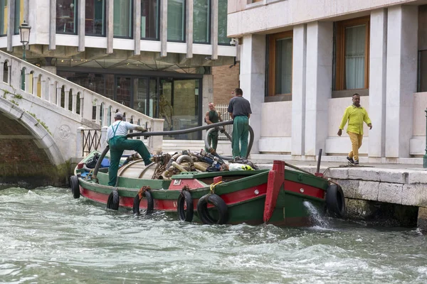 Венеция Италия Августа 2019 Года Лодка Работниками Коммунального Хозяйства Венеции — стоковое фото