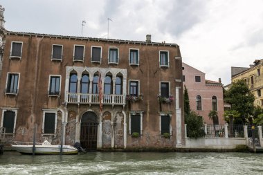 Venedik, İtalya - 22 Ağustos 2019: Venedik 'in eski şehir binalarının mimarisi ve cephesi