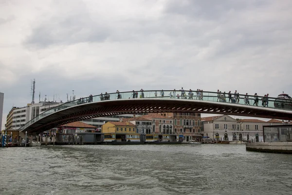 Venedig Italien Augusti 2019 Människor Glaskonstitutionsbron Över Canal Grande Venedig — Stockfoto