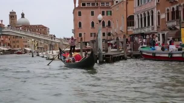 Udsigt over arkitektur og facader af bygninger på Canal Grande i Venedig fra siden af en forbipasserende båd – Stock-video