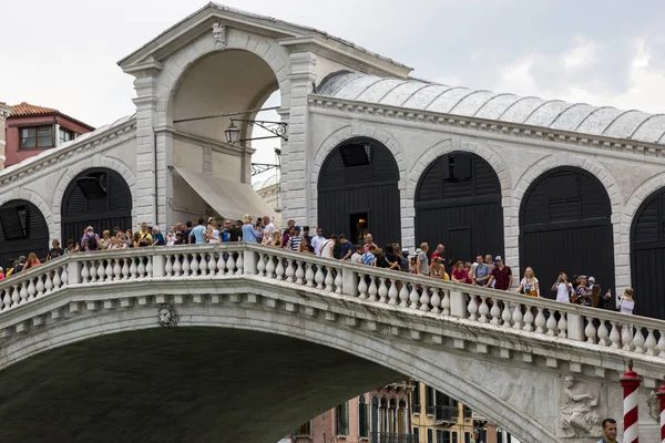 Venedig Italien Augusti 2019 Människor Rialtobron Över Canal Grande Venedig — Stockfoto