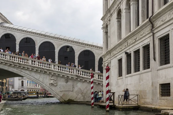Venetië Italië Augustus 2019 Mensen Rialtobrug Het Canal Grande Venetië — Stockfoto