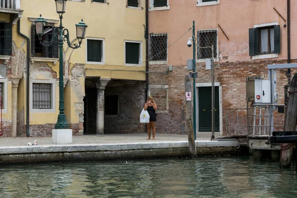 Venice Italy August 2019 Girl Promenade Venice Takes Selfie — Stock Photo, Image
