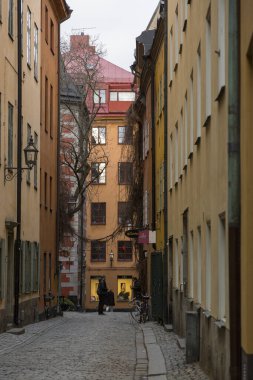Stockholm, İsveç - 16 Ocak 2020: Stockholm 'ün merkezindeki sokaklardan birinin görüntüsü.