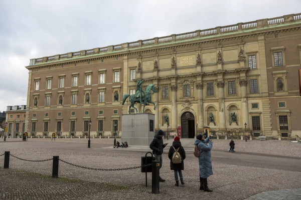 ストックホルム スウェーデン 2020年1月16日 王宮前の広場にあるストックホルムのチャールズ ヨハン像 彫刻家B フォガルスベルクの作品は1854年に開館した — ストック写真