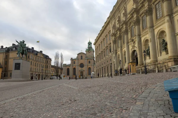 ストックホルム スウェーデン 2020年1月16日 ストックホルム王宮前の通り ストックホルムの中心部にあるStadholmen島の主な遊歩道上のスウェーデンの君主の公式住居 — ストック写真