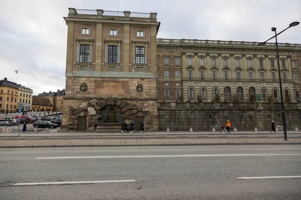 瑞典斯德哥尔摩 2020年1月16日 斯德哥尔摩市中心斯塔德霍尔曼岛主要通道上的瑞典君主官邸附近的士兵仪仗队 — 图库照片